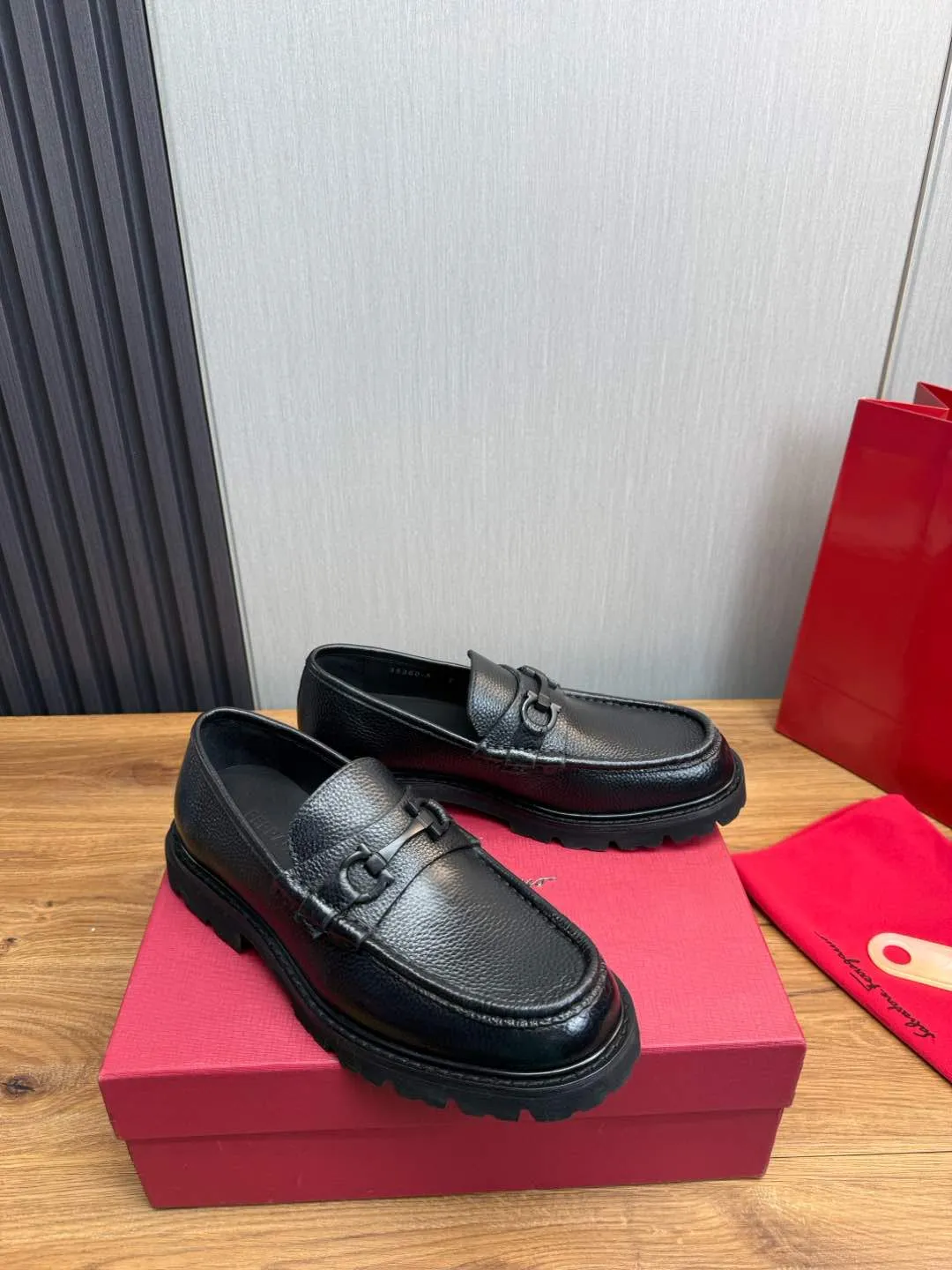 Men's shoes 💰880💰 Ferragamo. [Ferragamo] men's thick-soled loafers, the latest hot style, 1:1 original purchase quality, top quality, imported open-edge beaded cowhide leather on the upper, hand-made three-dimensional stitching highlights the round toe design, the inner foot pads are all imported cowhide, with original lightweight foam outsole, matching code 39-44, (38, 45 custom-made, non-refundable)